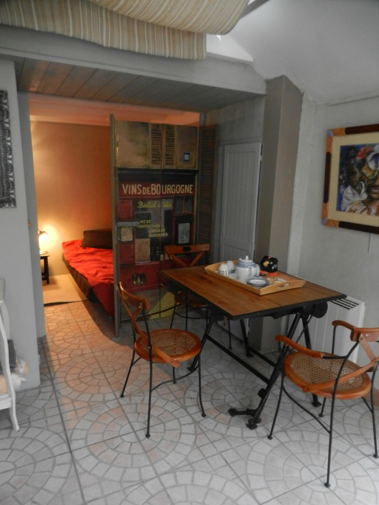 couchage 2 personnes séparé par un paravent
