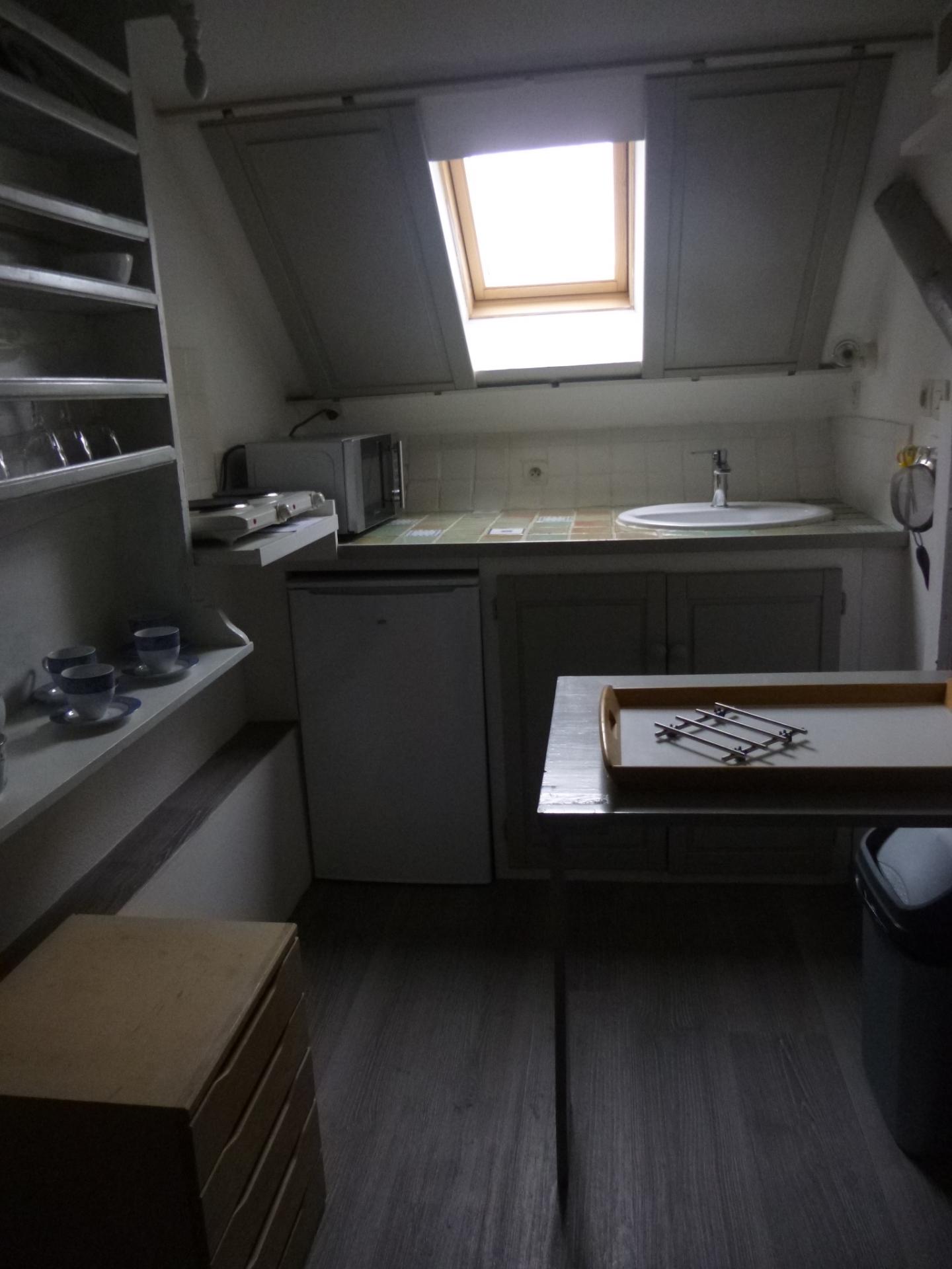 une kitchenette équipée